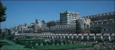 Cette ville, qui devient Constantinople, la "ville de Constantin", fut ceinte au IVe siècle d'une remarquable muraille nommée :