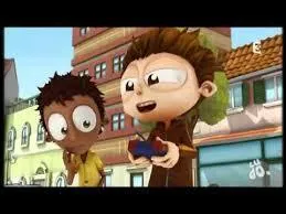 Dans l'épisode "Mini grand prix", contre qui Angelo fait-il une course de voitures radiocommandées ?