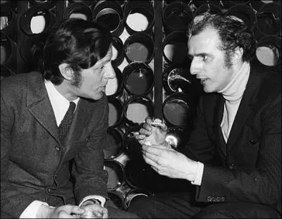 Finissons par une des grandes chansons du répertoire québécois : La Légende du cheval blanc avec son piano emporté et sa puissance lyrique c'est une incontournable. L'auteur de ce chef-d'oeuvre a aussi écrit pour Piaf qui l'a séquestré à Paris durant les années 60 le forçant à écrire pour elle. C'est...