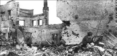 Grande ville russe, elle fut encerclée par le général Paulus, avec l'opération Barbarossa visant à envahir l'URSS. La Wehrmacht est, après 2 ans de siège, tétanisée par le froid et la faim. Le 2 février 1943, Paulus se rend : 200 000 Allemands sont morts, 91 000 sont prisonniers. C'est...