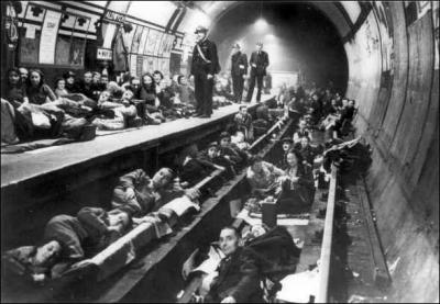 Bombardée par la Luftwaffe, dirigée par Hermann Goering, pendant l'année 1940, les habitants de cette ville ne se sont jamais découragés. Ils se cachaient souvent dans le "Tube", le premier métro au monde. C'est de là aussi que Churchill ou de Gaulle lancèrent de célèbres discours. C'est...
