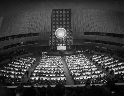 Grande ville américaine, elle accueillit en 1945 la première réunion de l'ONU, pour fixer, dans le monde, une paix durable. Les pays conviés étaient le Royaume-Uni, les États-Unis, la France, la Chine et l'URSS. C'est...