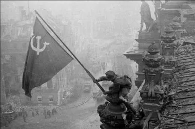 Capitale du Reich, elle abritait, entre autre, le Reichstag, incendié à deux reprises, notamment en 1945. Sur cette image, on peut voir la ville vaincue par les Alliés, et un soldat soviétique hisser un drapeau de l'URSS en haut du Reichstag. C'est...