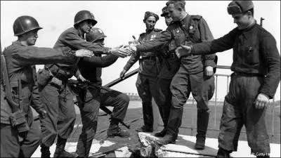 Ville allemande proche de l'Elbe, c'est sur un pont franchissant ce fleuve, le 25 avril 1945 que se déroula la jonction entre les Américains et les Soviétiques. Cette journée fut appelée "Elbe Day". C'est...