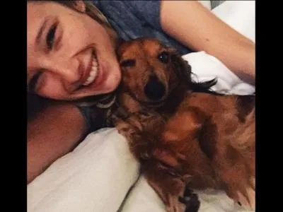 Comment s'appelle le mini teckel d'Ilona Smet ?