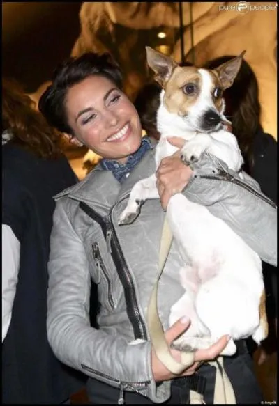 La présentatrice Alessandra Sublet tient son chien Max, un jack russell, dans ses bras.