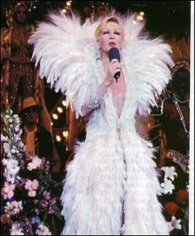 Bien longtemps après la guerre en 1959 quelle nouvelle star fait ses débuts au Casino de Paris en tant que meneuse de revue ?