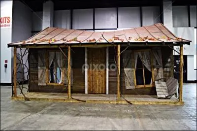 Qui meurt en premier dans le film (hors flashbacks) ?