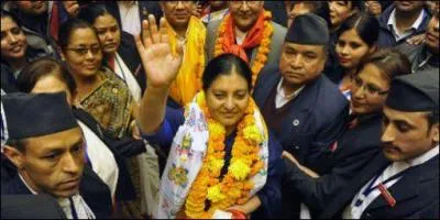 Dans quel pays une femme est-elle élue présidente pour la première fois ?