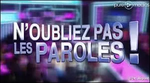 Dans la série "N'oubliez pas les paroles", comment s'appelle le 
présentateur ?