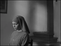 À qui appartient le crâne que la tante serre dans ses bras ?