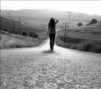 Léo part de chez lui.