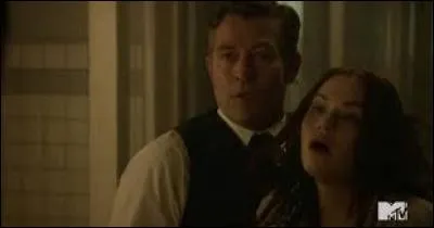 Que veut le docteur Valack en faisant un trou dans la tête de Lydia ?