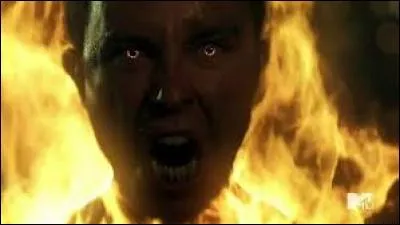 Dans Eichen House, qui est mis à feu lorsqu'il attaque Parrish venu lui-même en feu pour Lydia ?