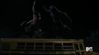 Qui part se battre en premier contre la bête lorsqu'elle apparaît pendant le match ?