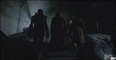 Que fait la bête lorsque Théo et les docteurs se battent ?