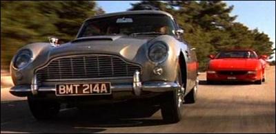 Dans "GoldenEye", où se déroule la course improvisée opposant l'Aston Martin DB5 de James Bond à la Ferrari F355 d'une ravissante jeune femme ?
