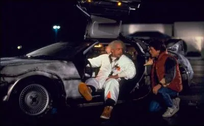 Dans la légendaire saga "Retour vers le futur", à combien de miles à l'heure la DeLorean peut-elle réussir à voyager dans le temps ?