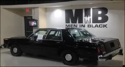 Que se passe-t-il lorsque l'on appuie sur le bouton rouge de la Ford LTD Crown Victoria dans "Men in Black" ?
