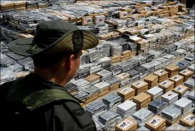 Royaume de la cocaïne et qui dit cocaïne dit inévitablement meurtres. Avec un taux proche du 44 meurtres par 100.00 habitants ce pays est dans le top 5 mondial. Ici on voit une saisie effectuée dans les entrepôts du roi de la cocaïne.
Mais qui fut donc en Colombie le roi des meurtres ordonnés et déclaré ennemi numéro 1 mondial ?