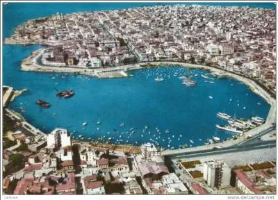 Dalida y voit des enfants qui dansent gaiement.