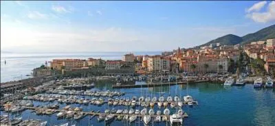 C'est une ville corse chantée par Tino Rossi.