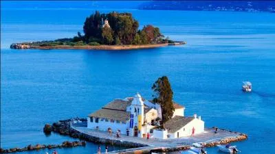 Nana Mouskouri y voit des roses blanches.