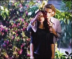 Jace offre un cadeau à Clary le jour de son anniversaire :