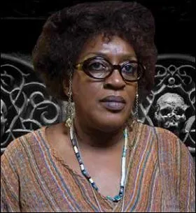 Dorothea a chez elle : 
(Attention)