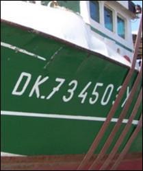 Tout au nord, voici le 1er port, le bateau porte ses initiales "DK". Où sommes-nous ?