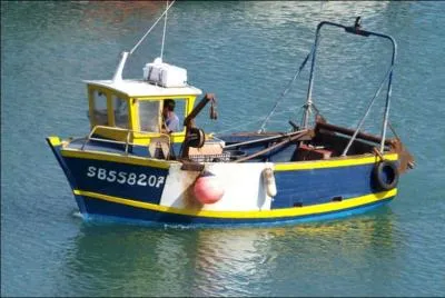 "L'Equatorial", caseyeur minuscule en bois, est né loin des tropiques malgré ses couleurs locales. Immatriculé "SB", d'où peut-il donc venir ?