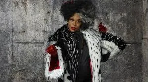 Qui est la dame dans la photo ?