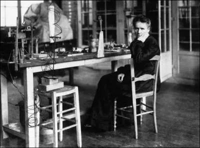 Cette femme a reçu le prix Nobel de physique en 1903. Elle a découvert le radium et le polonium, il s'agit de...
