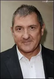 Ce journaliste présente l'émission "C dans l'air" sur France 5 depuis 2001, il s'agit de...