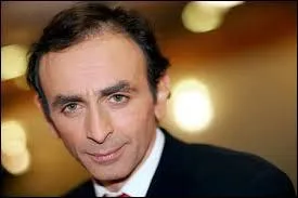 Ce journaliste fut chroniqueur dans l'émission "On n'est pas couché" sur France 2 de 2006 à 2011, il s'agit de...