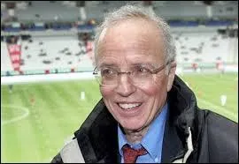 Ce journaliste est célèbre pour avoir commenté de nombreux matchs de football à la télévision, il s'agit de...