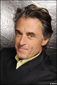 Ce journaliste sportif fait essentiellement sa carrière à la télévision, il animera l'émission "Stade 2" de 2005 à 2008, il s'agit de...