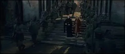 Quel est le sortilège utilisé par le professeur McGonagall pour réveiller les statues de Poudlard pour protéger le château lors de la bataille finale ?