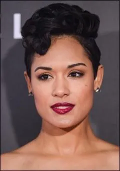 Quel est le nom de l'actrice qui interprète Anika Calhoun ?