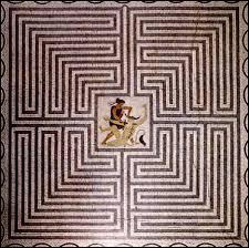 Dans la mythologie grecque, Dédale construit un labyrinthe pour y enfermer :