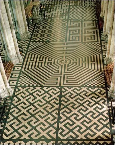 Dans quelle cath&eacute;drale peut-on admirer ce labyrinthe octogonal form&eacute; par le pavement de la nef ?