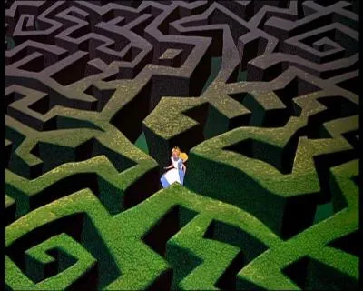 Quel personnage de litt&eacute;rature doit parcourir un labyrinthe afin de pouvoir rejoindre la Reine de C�ur ?