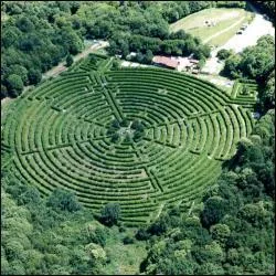 O&ugrave; se situe le plus grand labyrinthe v&eacute;g&eacute;tal permanent au monde, avec ses 22 000 m&sup2; et ses 4, 5 km d'all&eacute;es engazonn&eacute;es ?