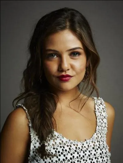 La jeune fille Danielle Campbell (Davina) est...