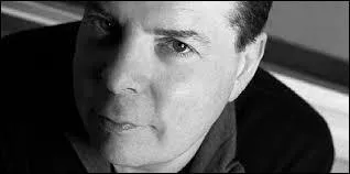 Quel écrivain américain a exprimé cette règle d'airain de la profession de journaliste : « Ne jamais avouer que l'on a pu perdre le contact avec le reste du monde ne serait-ce que cinq minutes. » ?