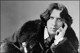 Quelle est la différence entre le journalisme et la littérature pour Oscar Wilde ?
