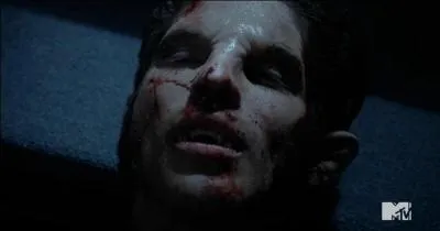 Qui a enfoncé ses griffes dans le torse de Scott ?