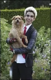 Comment s'appelle le chien que Carlos adore ?