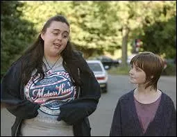 Quel est le titre de cette série britannique diffusée sur France 4 à partir de juillet 2015 ?