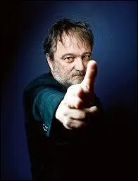 Ce fameux journaliste a grandement fait parler de lui suite à son enquête sur la société Clearstream. Cette affaire impliquant des banques et des hommes politiques, a valu de nombreux soucis à ce courageux journaliste... Quel est son nom ?